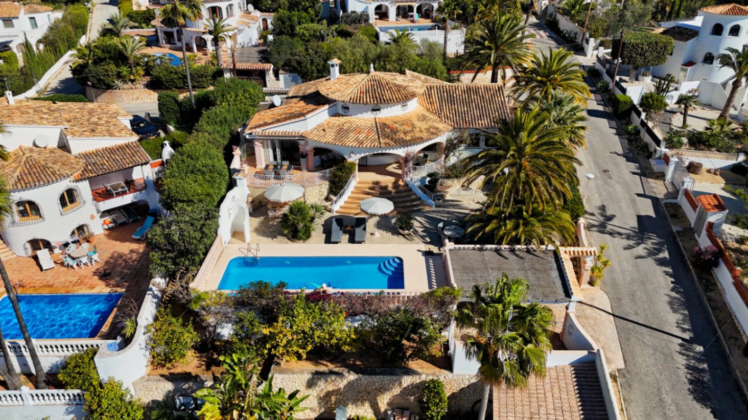 Villa estilo mediterranea con vistas al mar y jardin en Moraira 