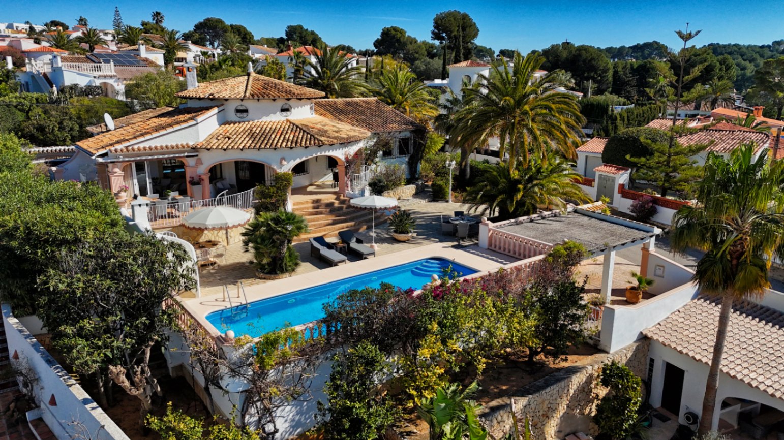 Villa estilo mediterranea con vistas al mar y jardin en Moraira 