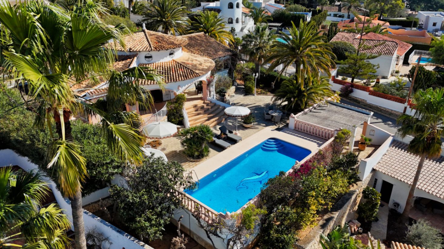 Villa estilo mediterranea con vistas al mar y jardin en Moraira 