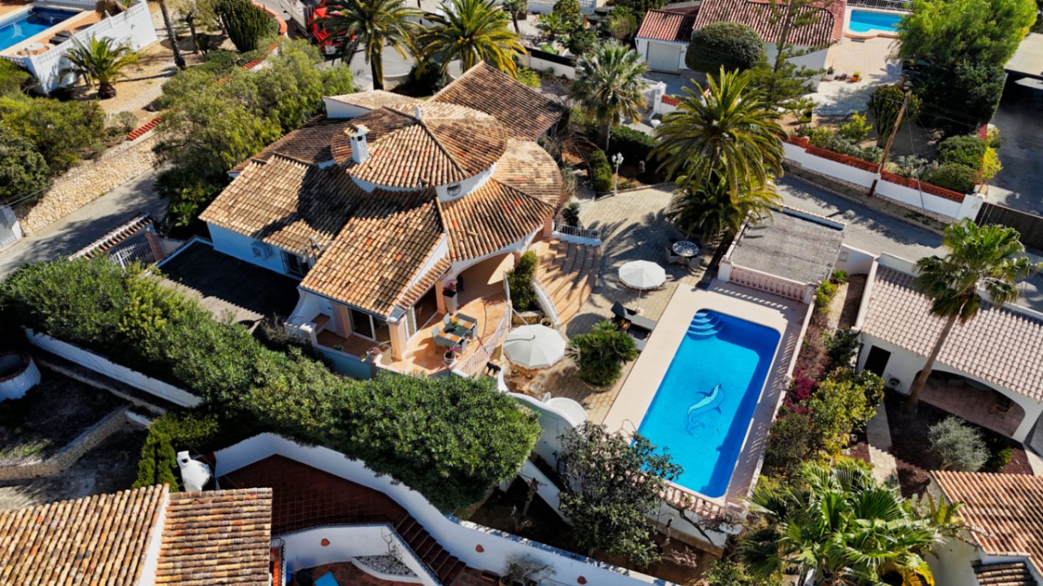 Villa estilo mediterranea con vistas al mar y jardin en Moraira 