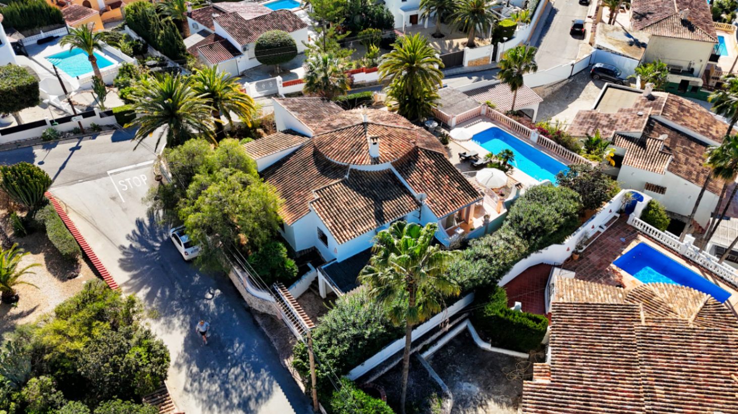Villa estilo mediterranea con vistas al mar y jardin en Moraira 