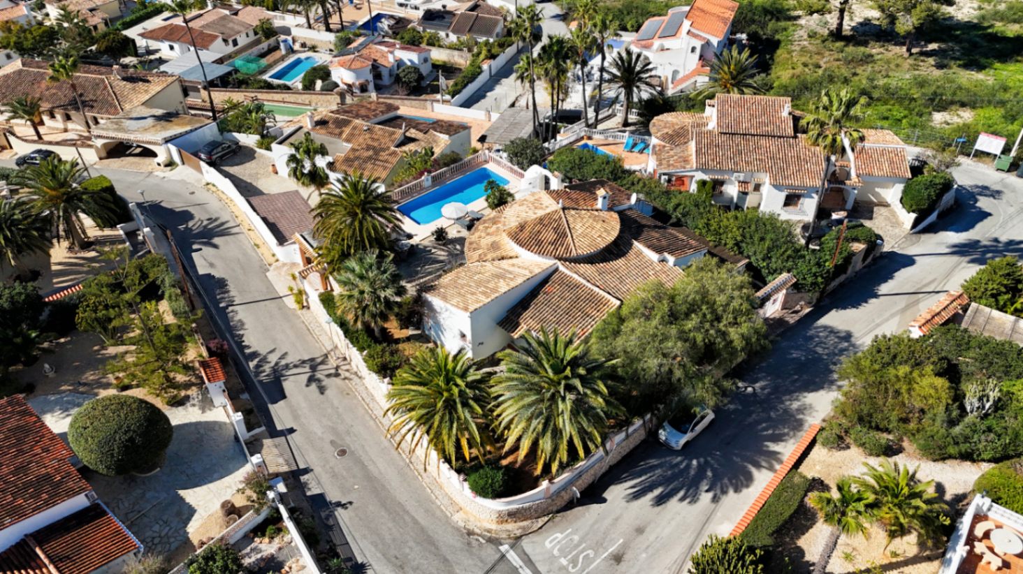Villa estilo mediterranea con vistas al mar y jardin en Moraira 