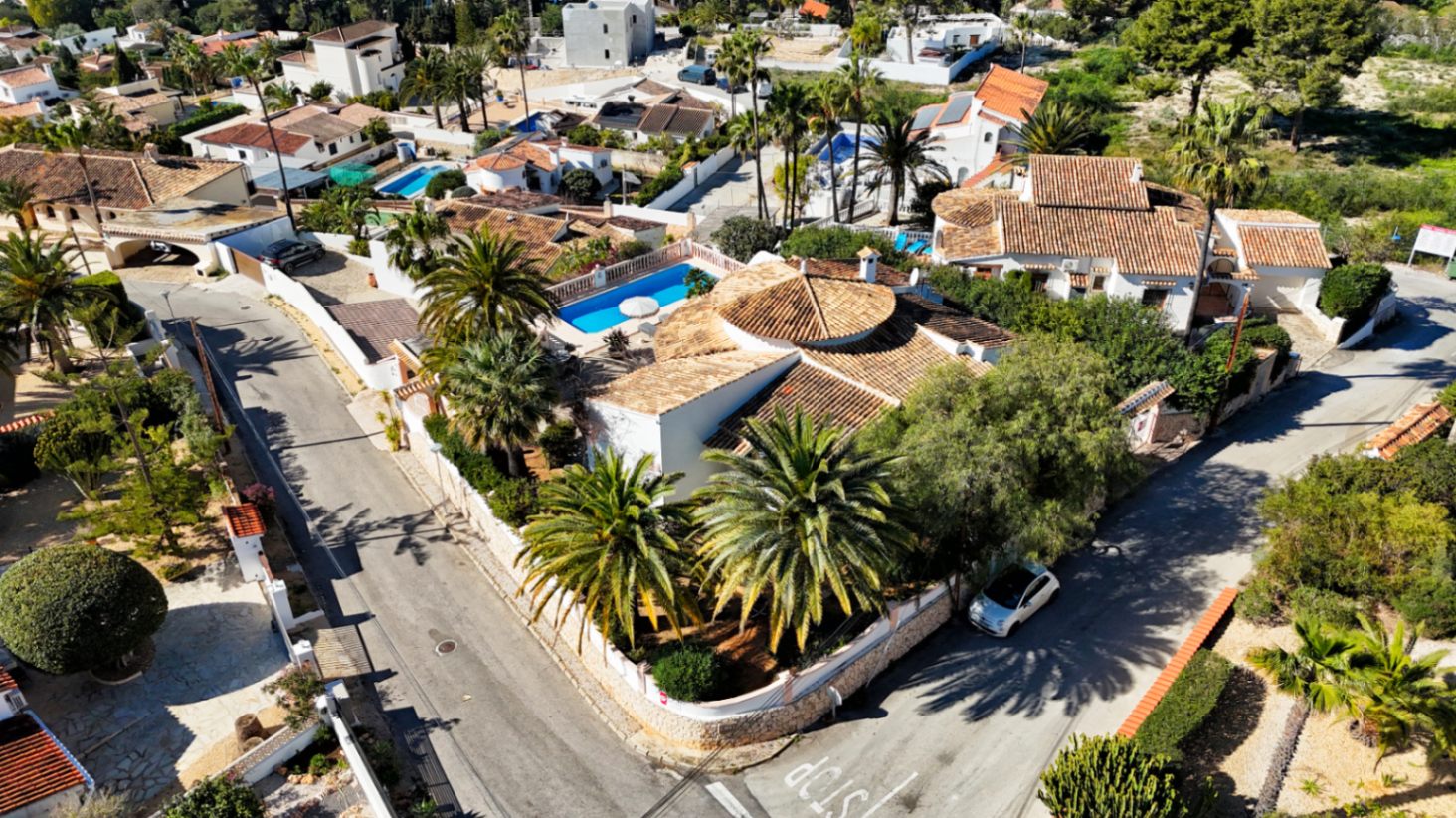 Villa estilo mediterranea con vistas al mar y jardin en Moraira 