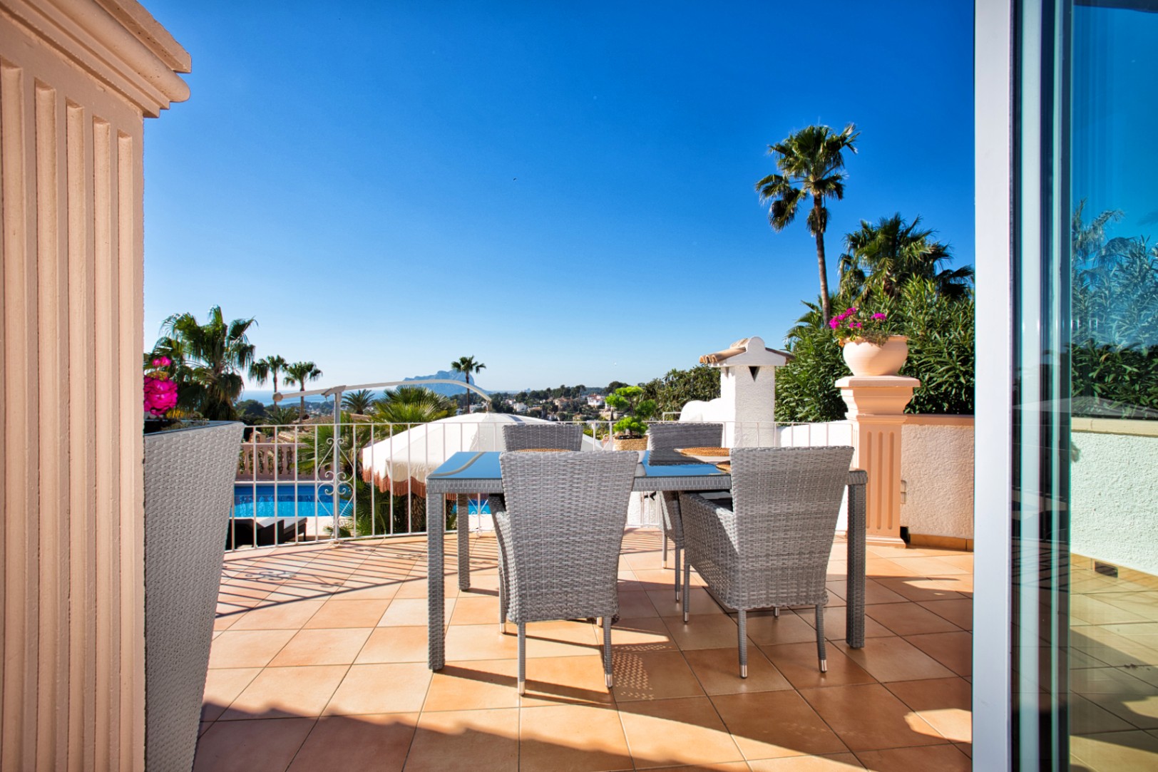Villa estilo mediterranea con vistas al mar y jardin en Moraira 
