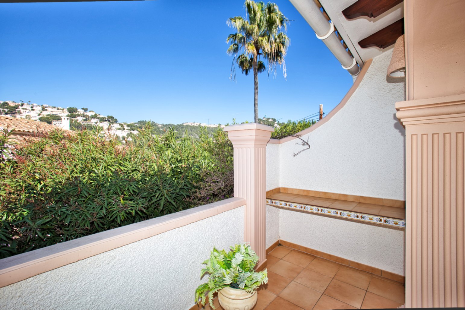 Villa estilo mediterranea con vistas al mar y jardin en Moraira 