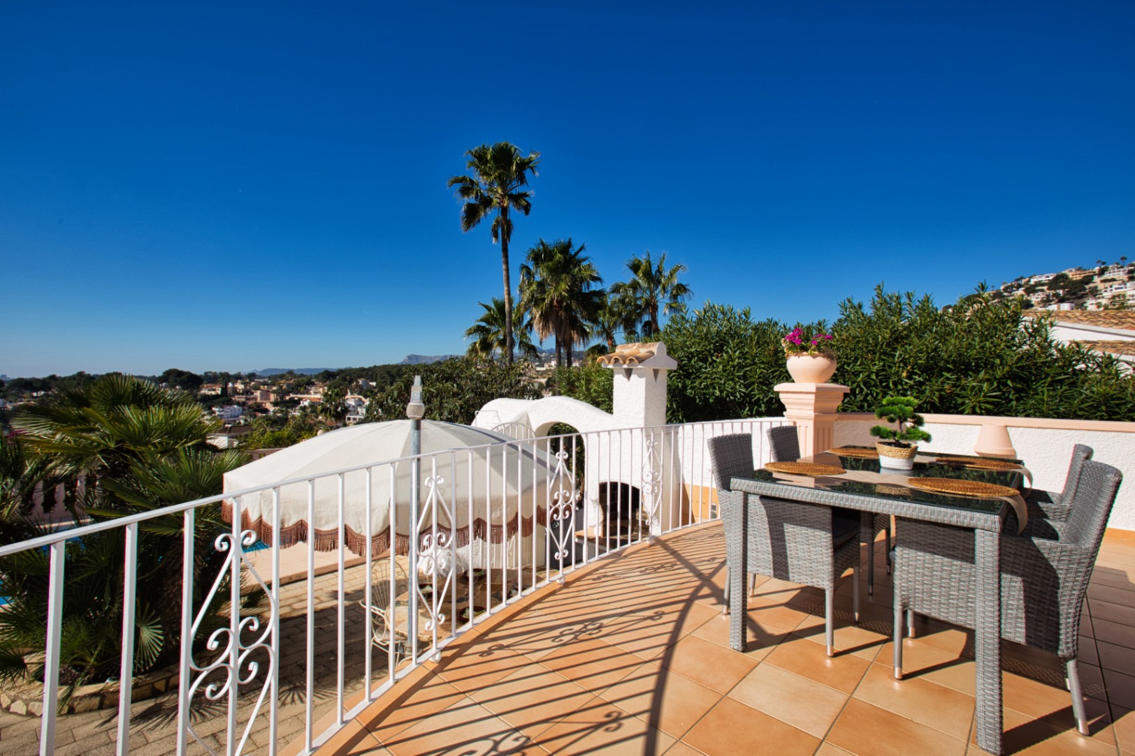 Villa estilo mediterranea con vistas al mar y jardin en Moraira 