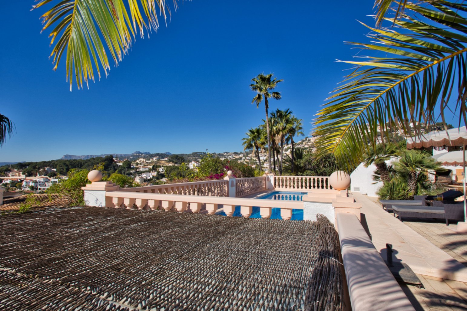 Villa estilo mediterranea con vistas al mar y jardin en Moraira 