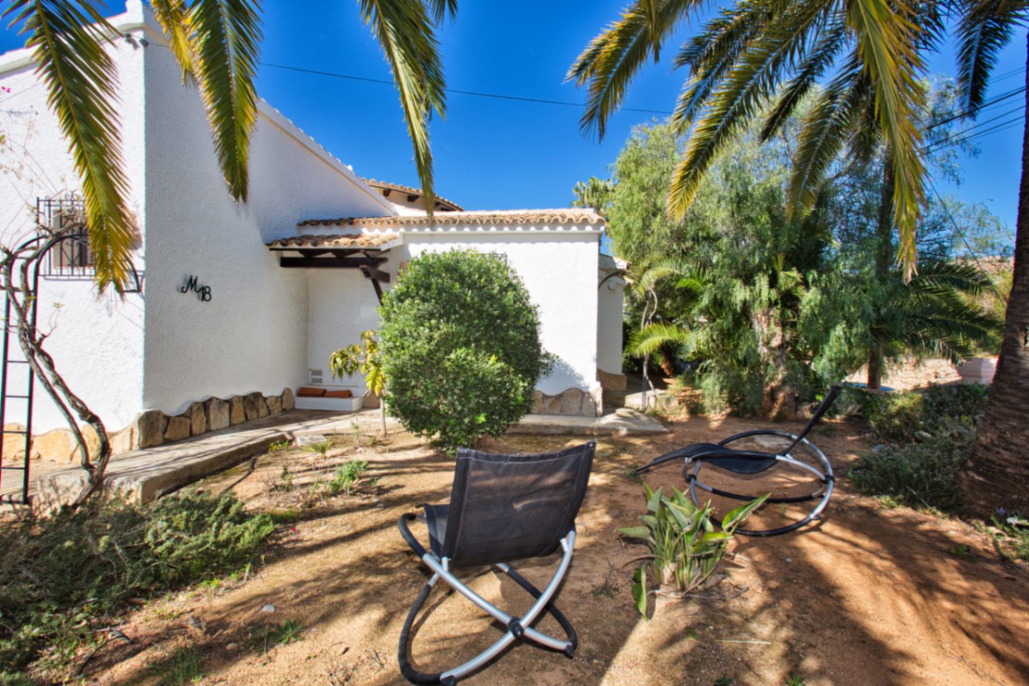Villa estilo mediterranea con vistas al mar y jardin en Moraira 