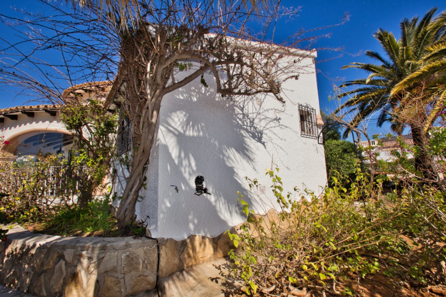 Villa estilo mediterranea con vistas al mar y jardin en Moraira 