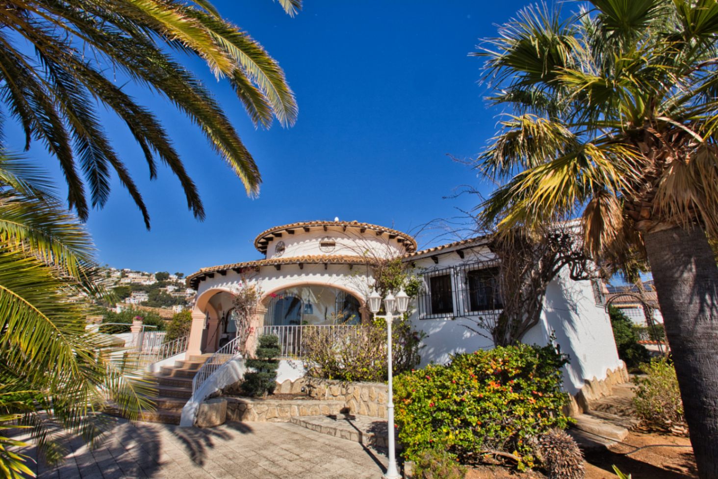 Villa estilo mediterranea con vistas al mar y jardin en Moraira 