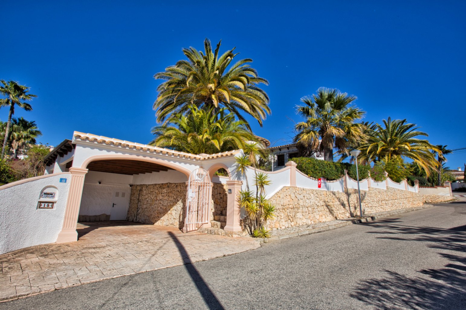 Villa estilo mediterranea con vistas al mar y jardin en Moraira 