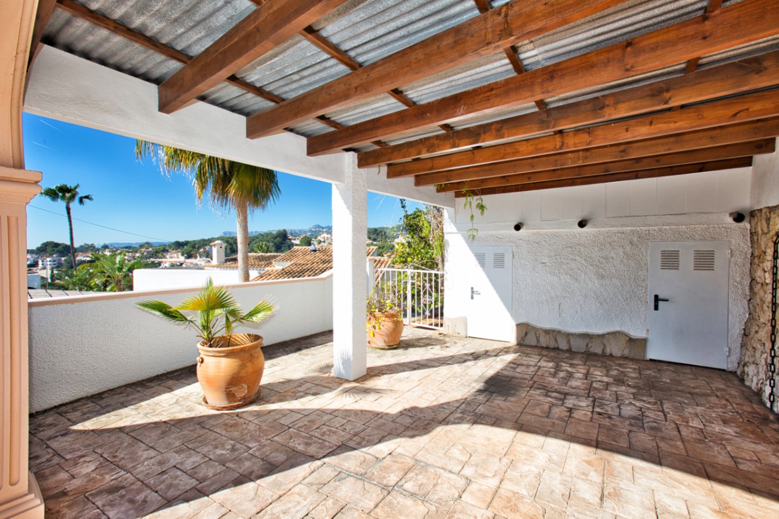 Villa estilo mediterranea con vistas al mar y jardin en Moraira 