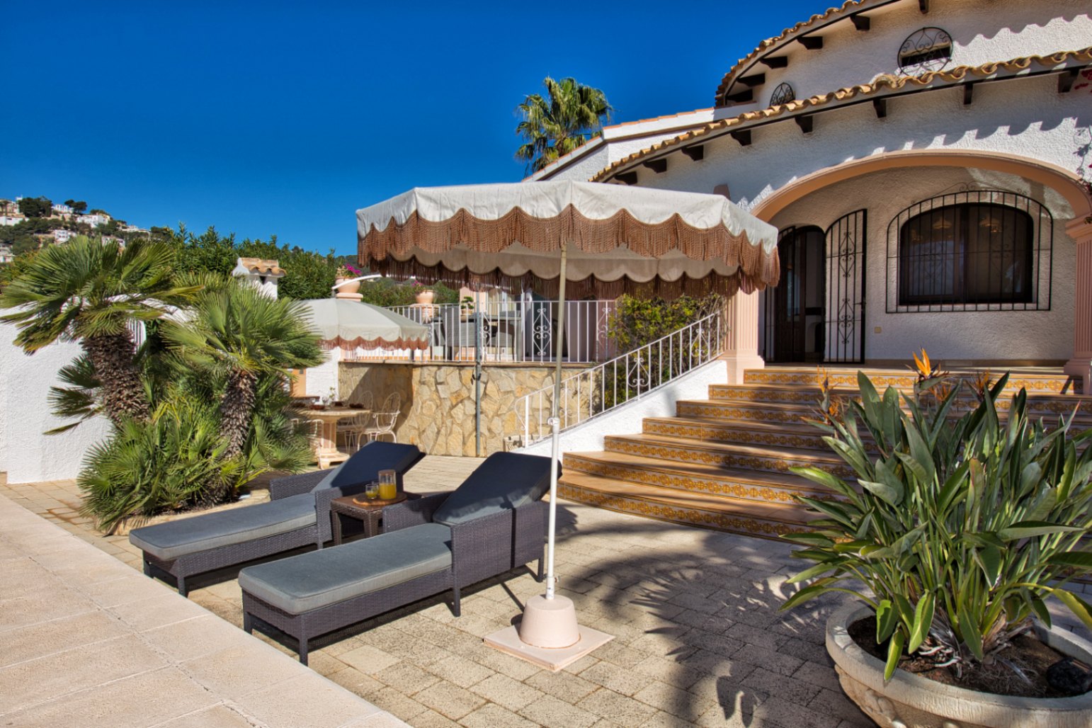 Villa estilo mediterranea con vistas al mar y jardin en Moraira 
