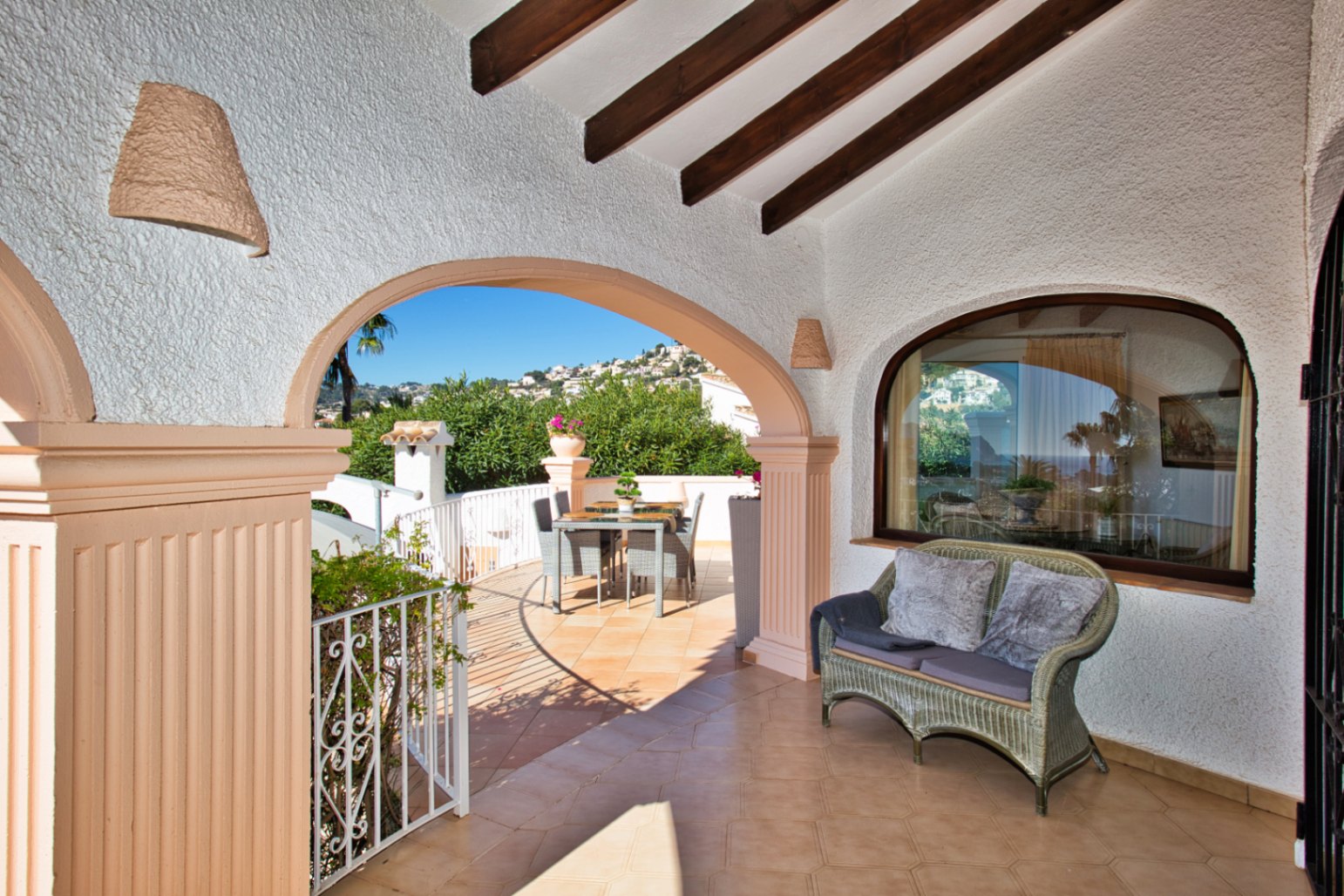Villa estilo mediterranea con vistas al mar y jardin en Moraira 