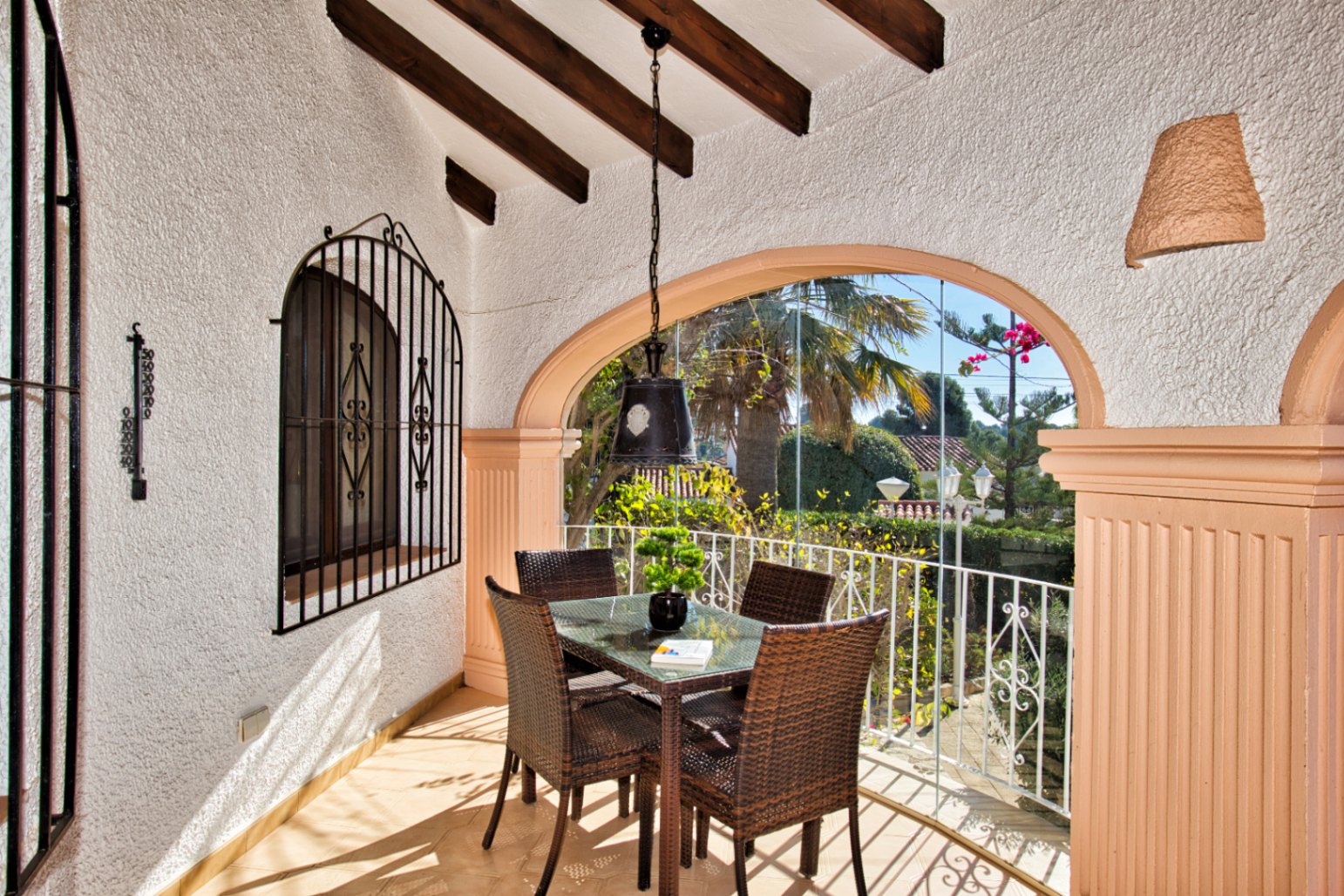 Villa estilo mediterranea con vistas al mar y jardin en Moraira 