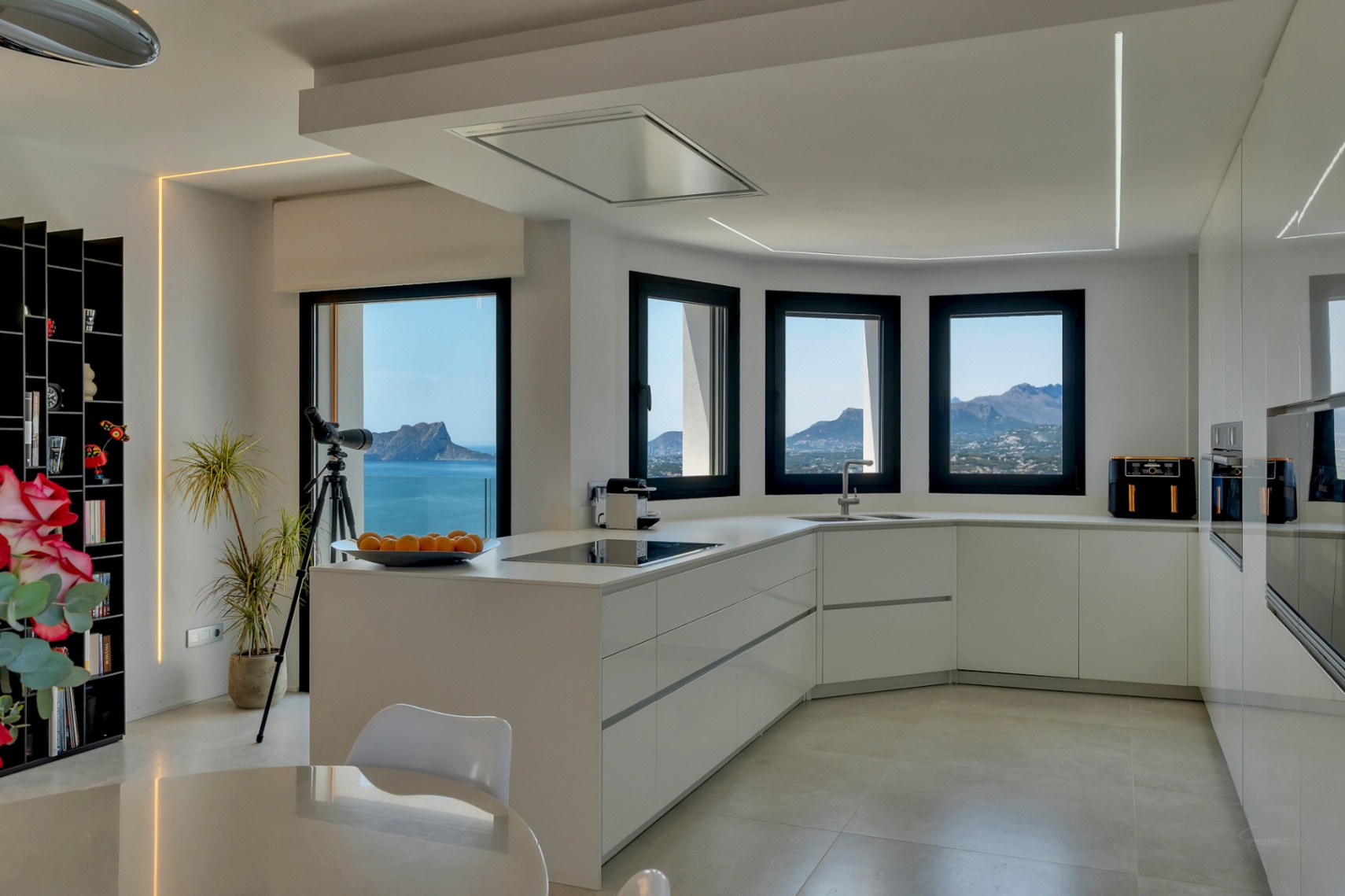 Vrijstaande villa met zwembad en panoramisch uitzicht op zee in Moraira, Alicante te koop