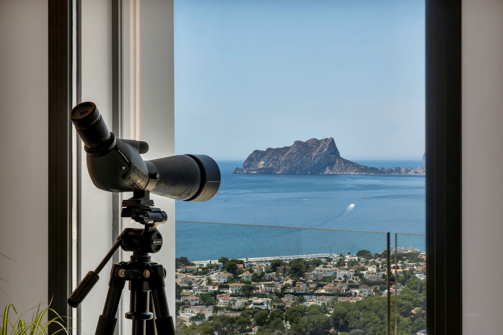 Vrijstaande villa met zwembad en panoramisch uitzicht op zee in Moraira, Alicante te koop