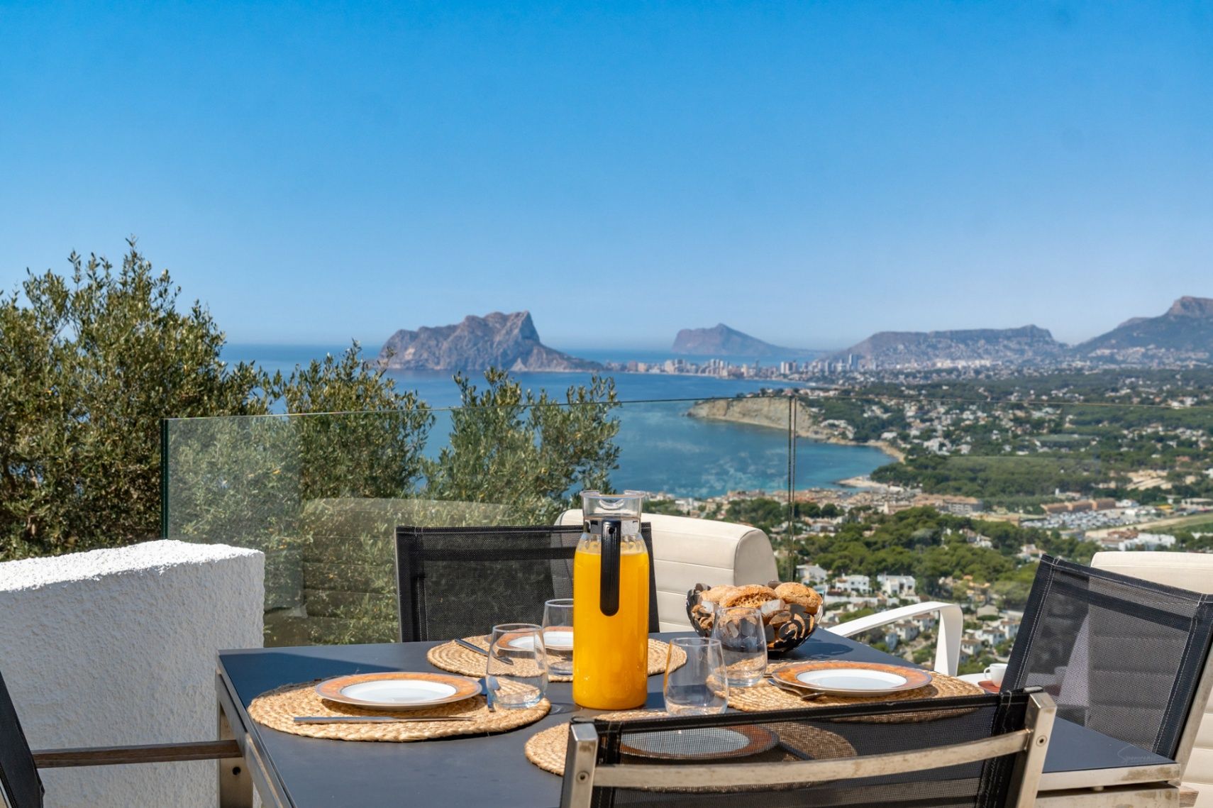 Vrijstaande villa met zwembad en panoramisch uitzicht op zee in Moraira, Alicante te koop