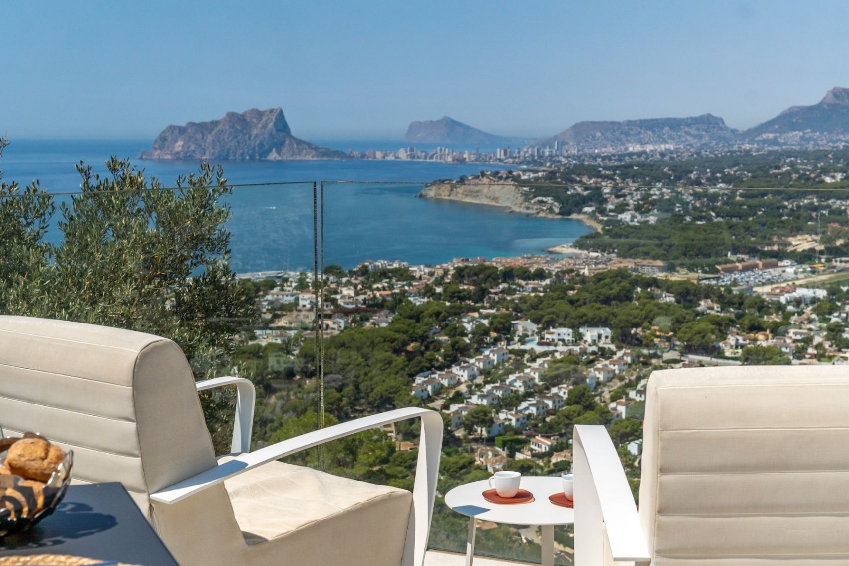 Vrijstaande villa met zwembad en panoramisch uitzicht op zee in Moraira, Alicante te koop