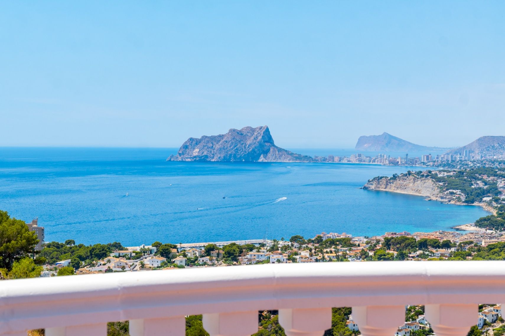 Vrijstaande villa met zwembad en panoramisch uitzicht op zee in Moraira, Alicante te koop