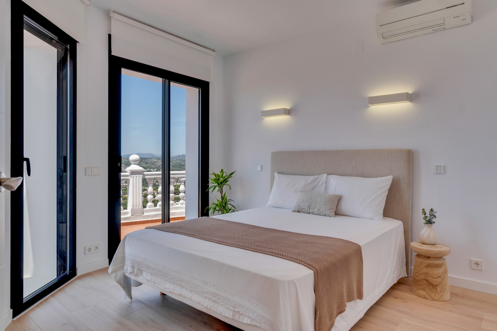 Vrijstaande villa met zwembad en panoramisch uitzicht op zee in Moraira, Alicante te koop