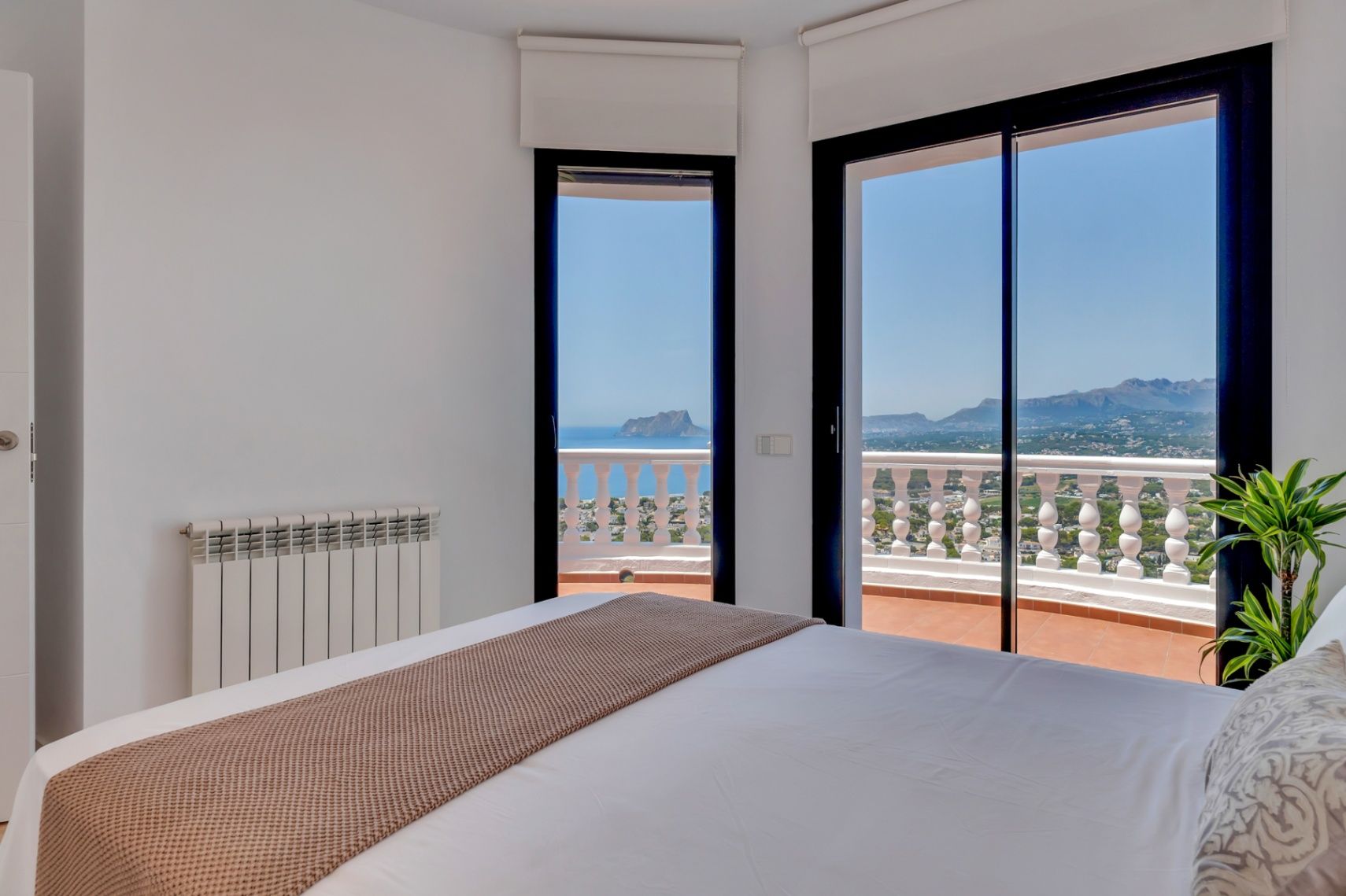 Vrijstaande villa met zwembad en panoramisch uitzicht op zee in Moraira, Alicante te koop