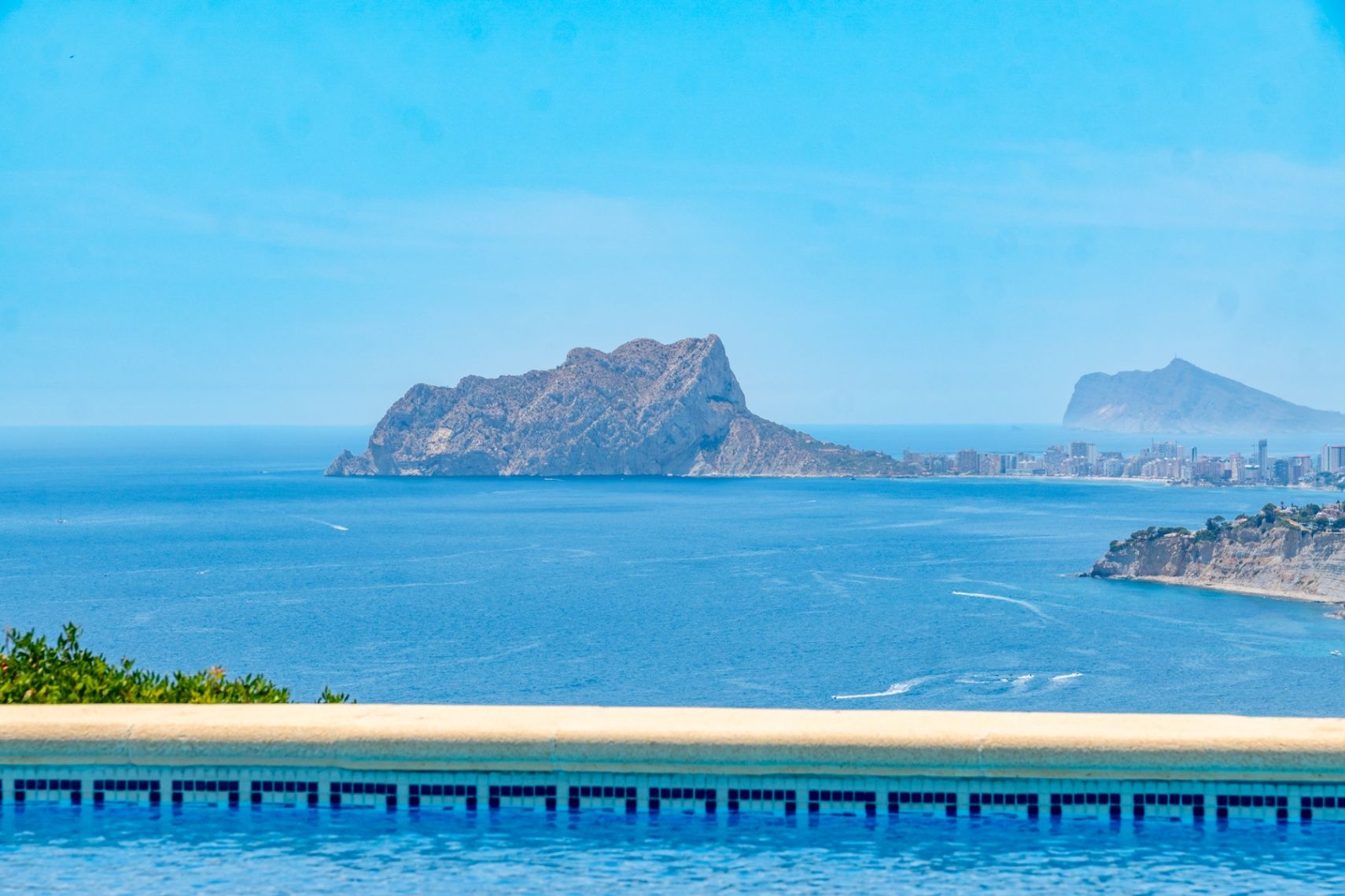 Vrijstaande villa met zwembad en panoramisch uitzicht op zee in Moraira, Alicante te koop