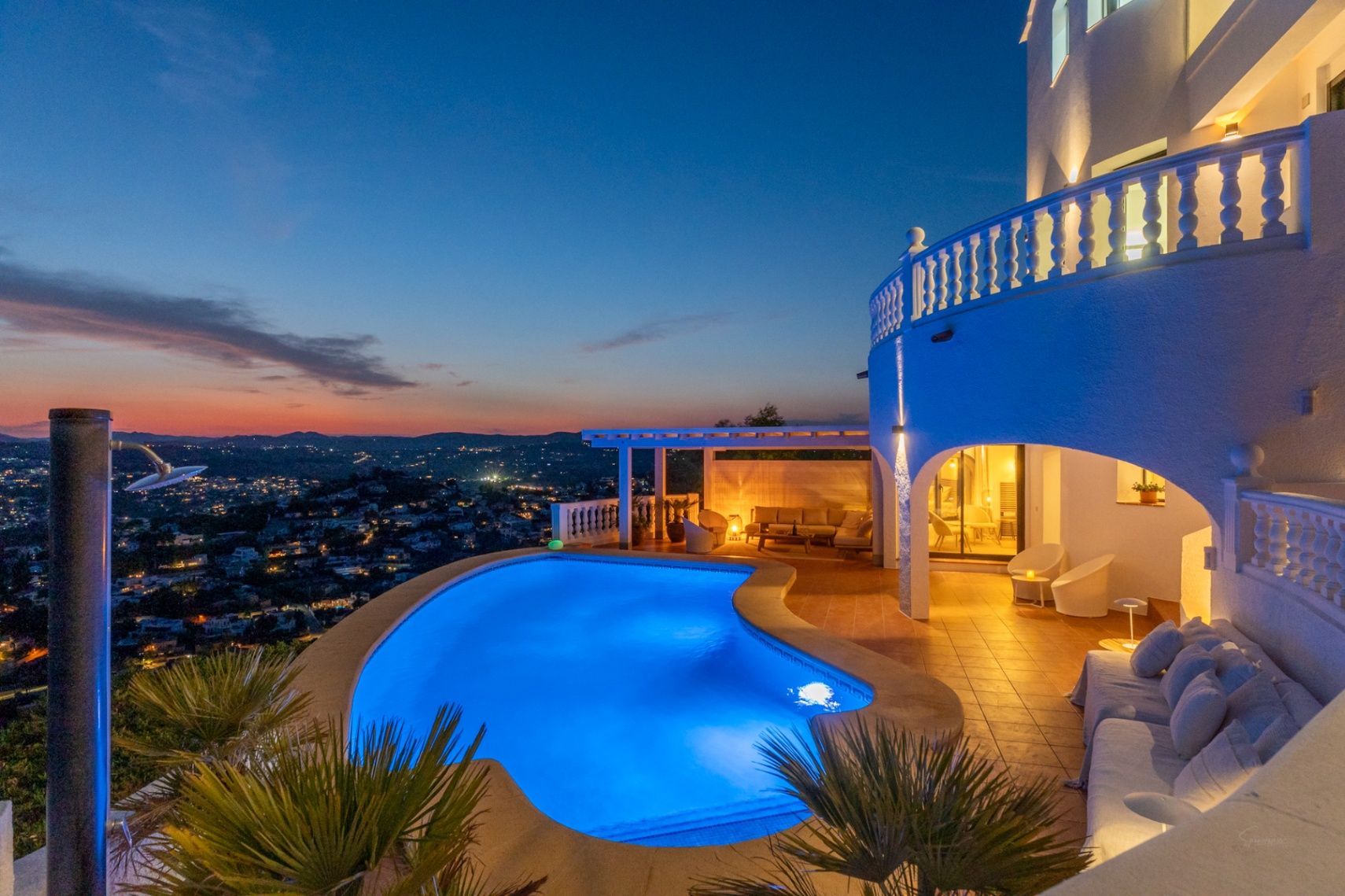 Vrijstaande villa met zwembad en panoramisch uitzicht op zee in Moraira, Alicante te koop