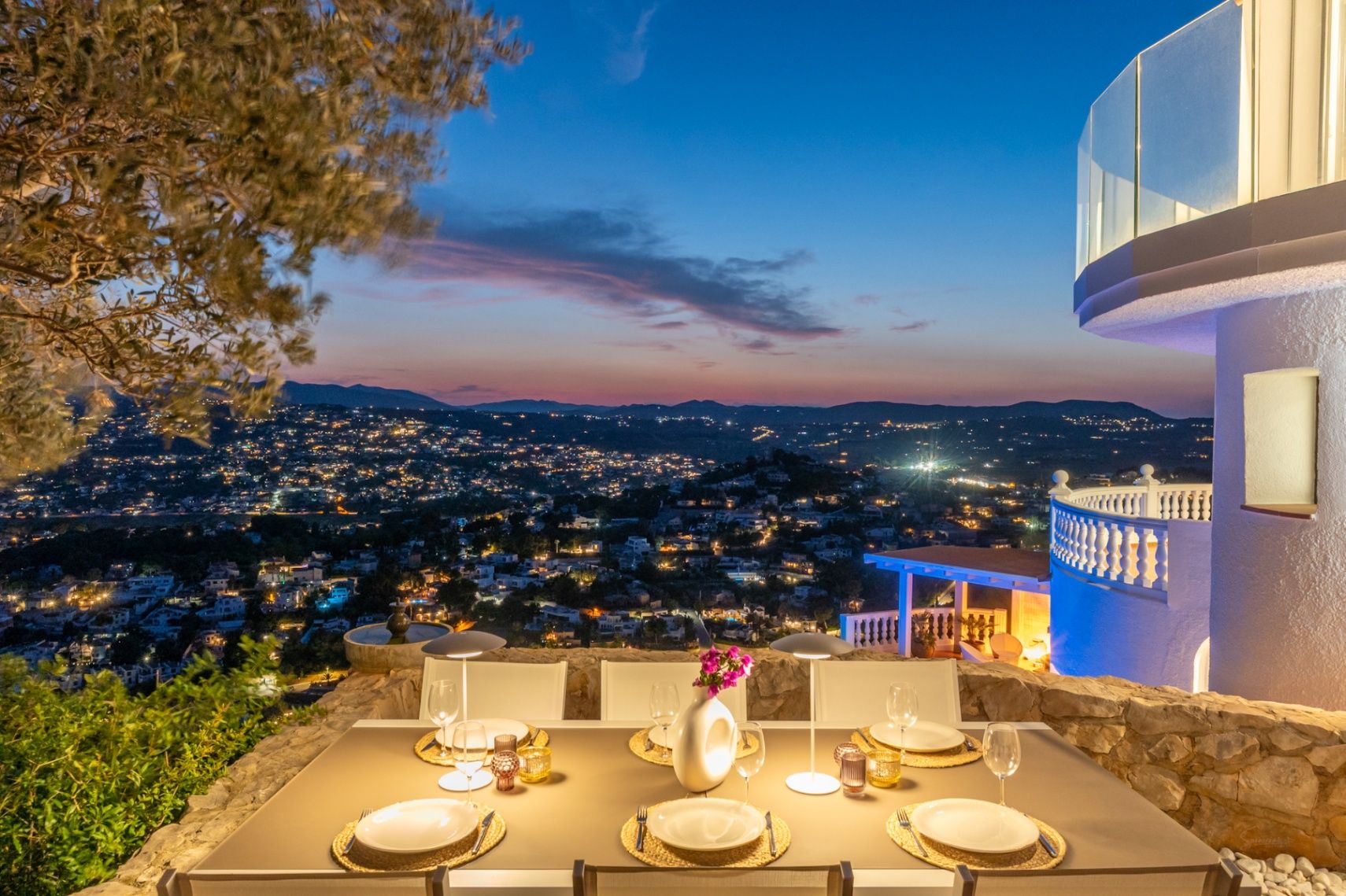 Vrijstaande villa met zwembad en panoramisch uitzicht op zee in Moraira, Alicante te koop