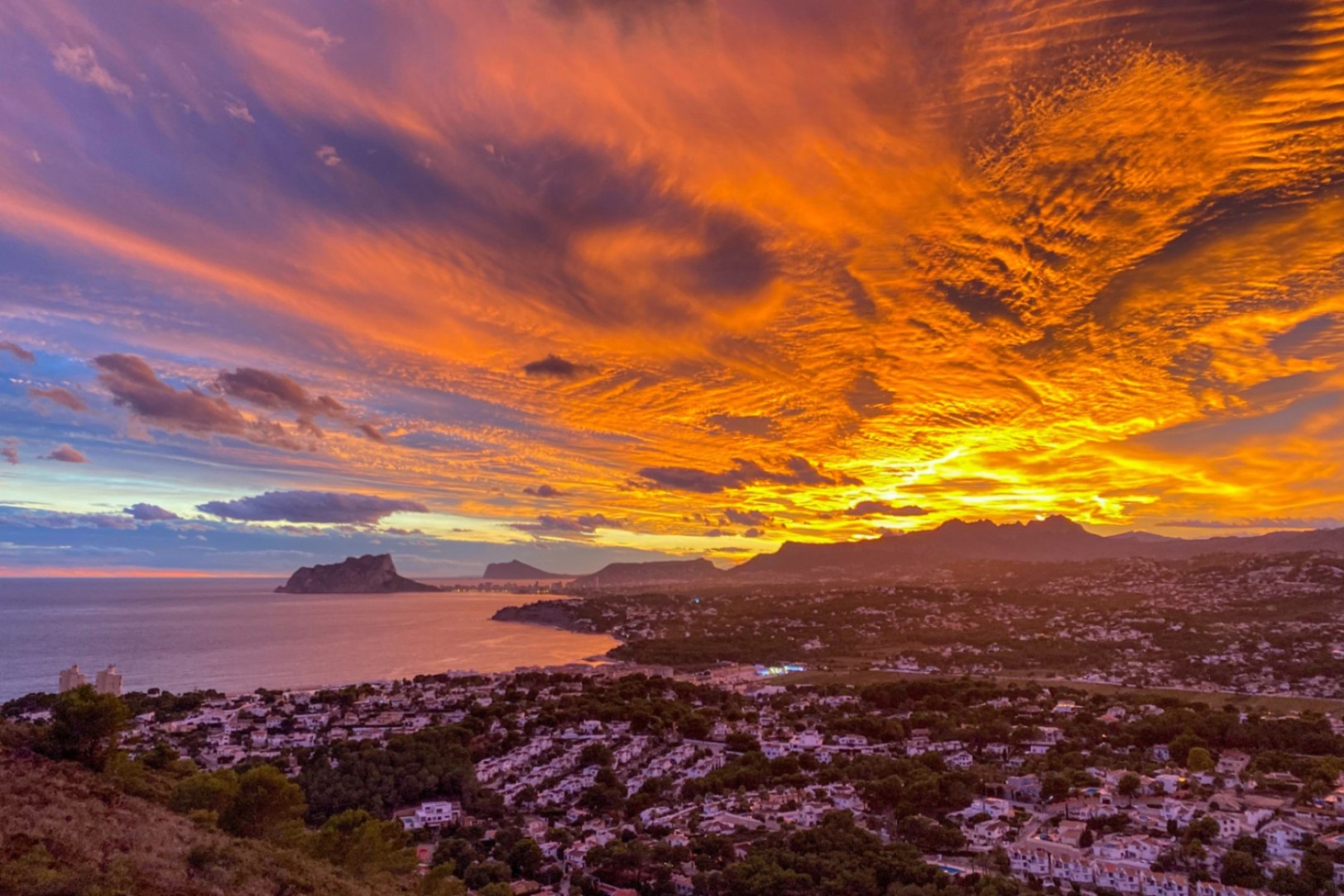 Vrijstaande villa met zwembad en panoramisch uitzicht op zee in Moraira, Alicante te koop