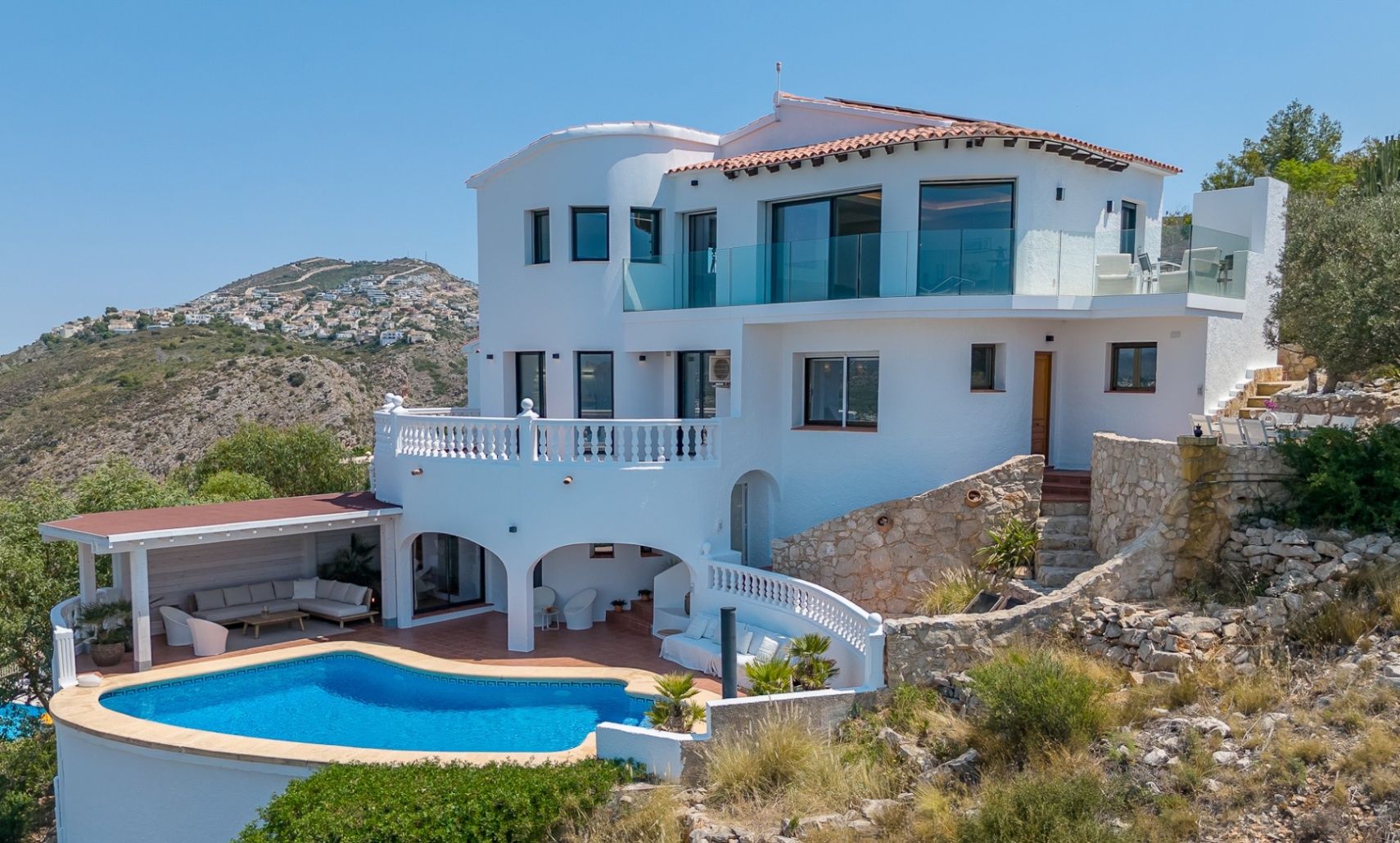 Vrijstaande villa met zwembad en panoramisch uitzicht op zee in Moraira, Alicante te koop
