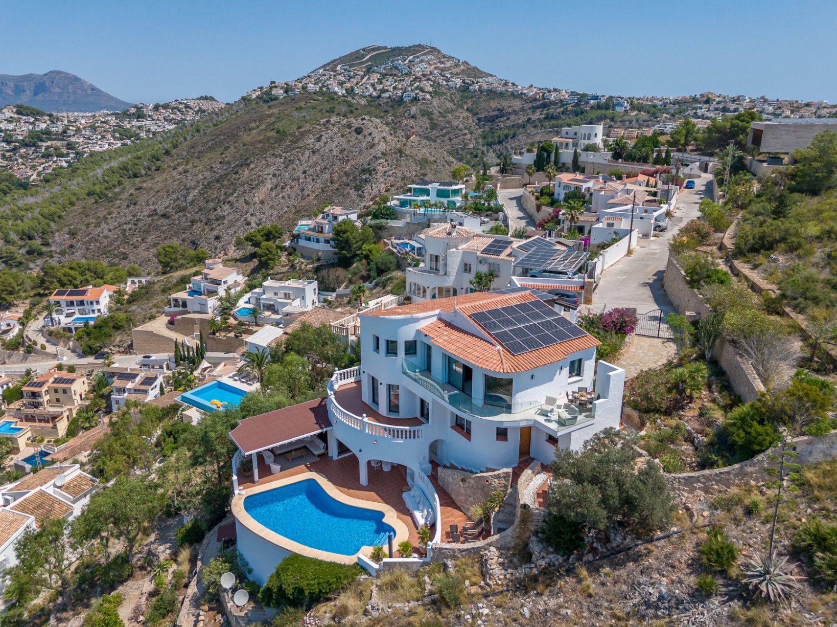 Vrijstaande villa met zwembad en panoramisch uitzicht op zee in Moraira, Alicante te koop