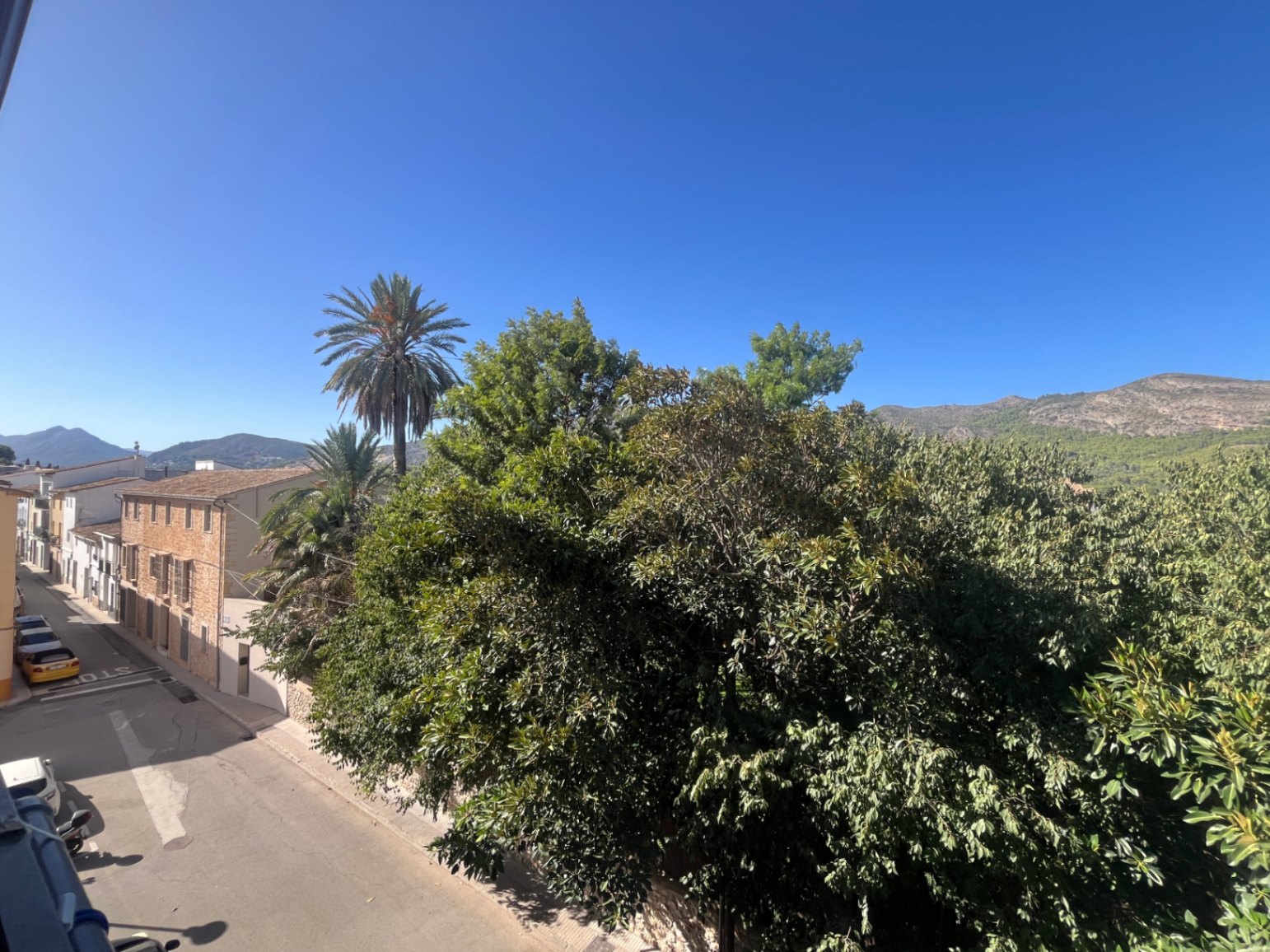 Beautiful village house with patio in Jalón for sale.