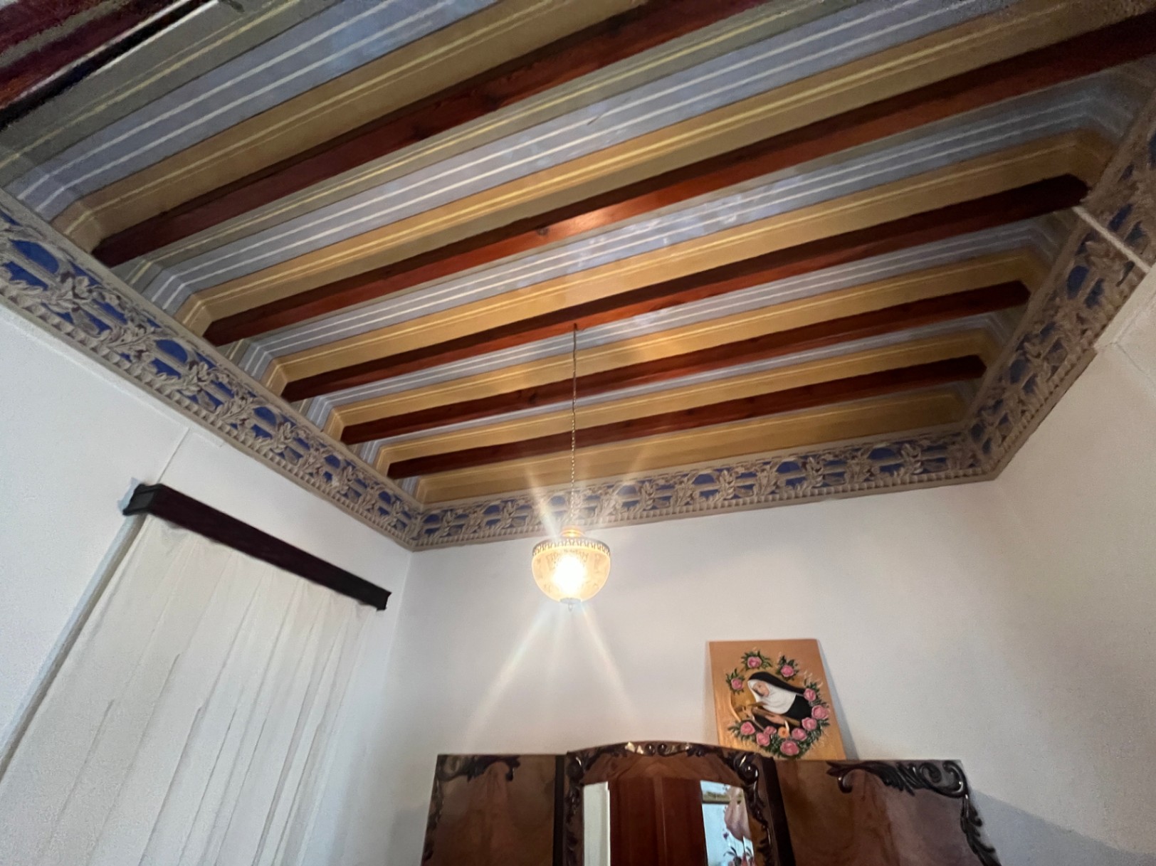 Beautiful village house with patio in Jalón for sale.