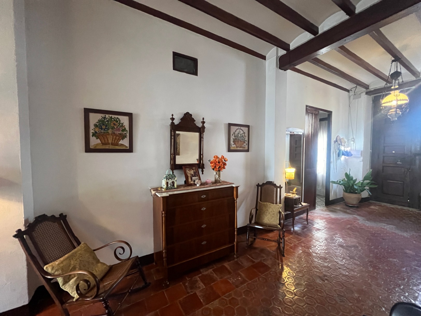 Beautiful village house with patio in Jalón for sale.
