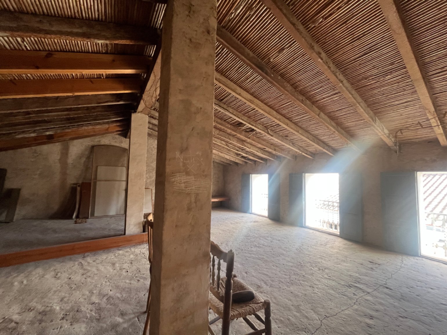 Beautiful village house with patio in Jalón for sale.