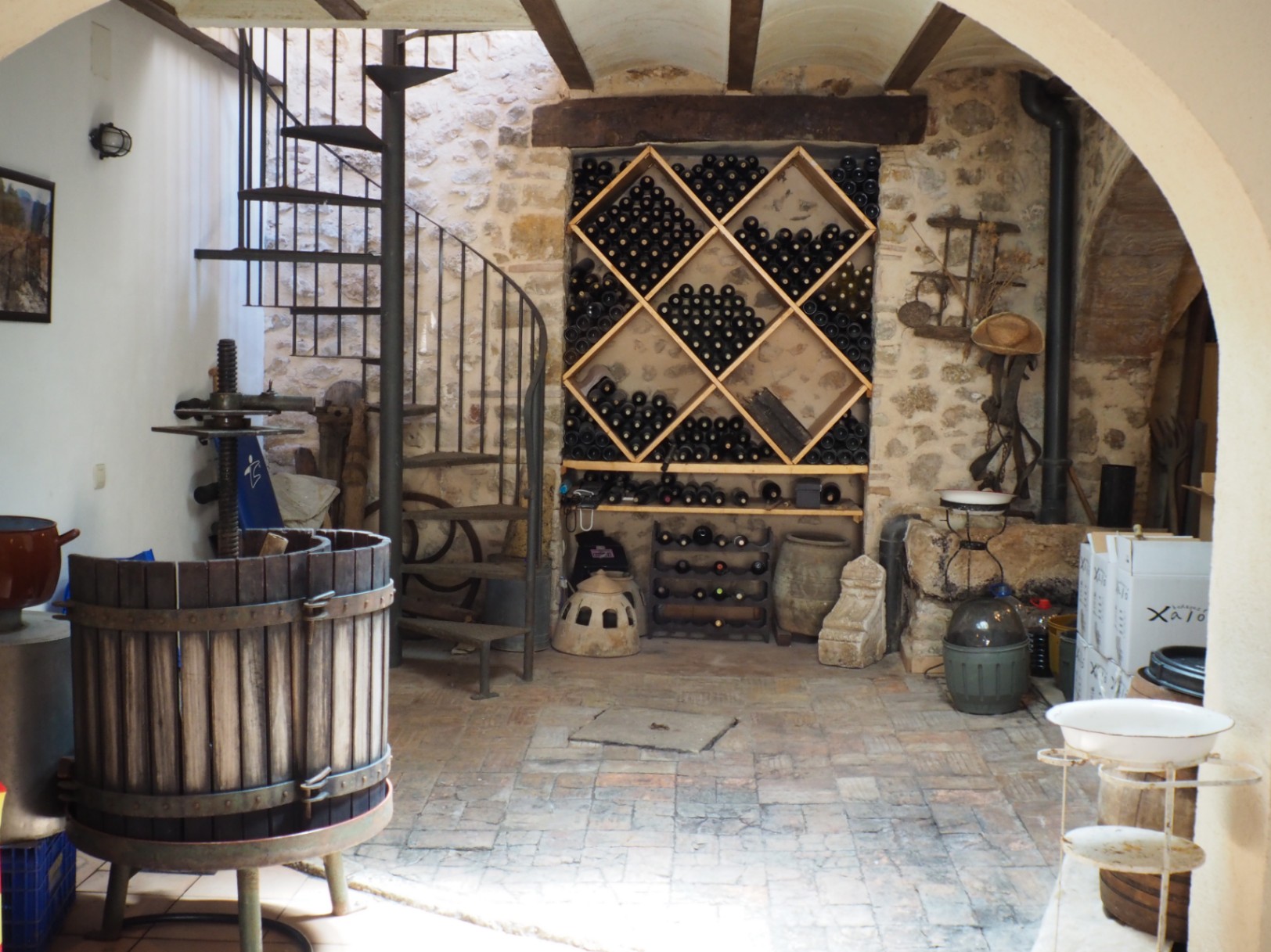 Beautiful village house with patio in Jalón for sale.